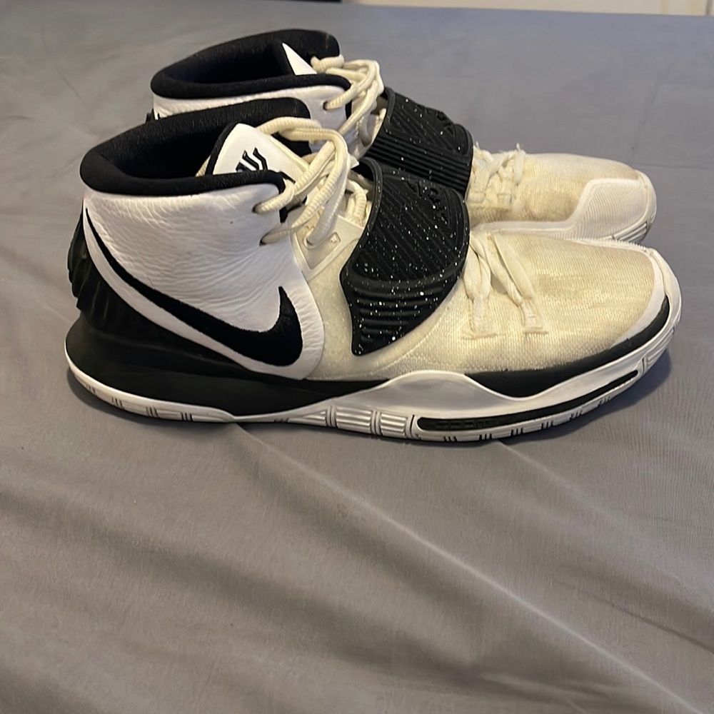 Kyrie 6 “Oreo “ men’s 10.5 decent condition, USED